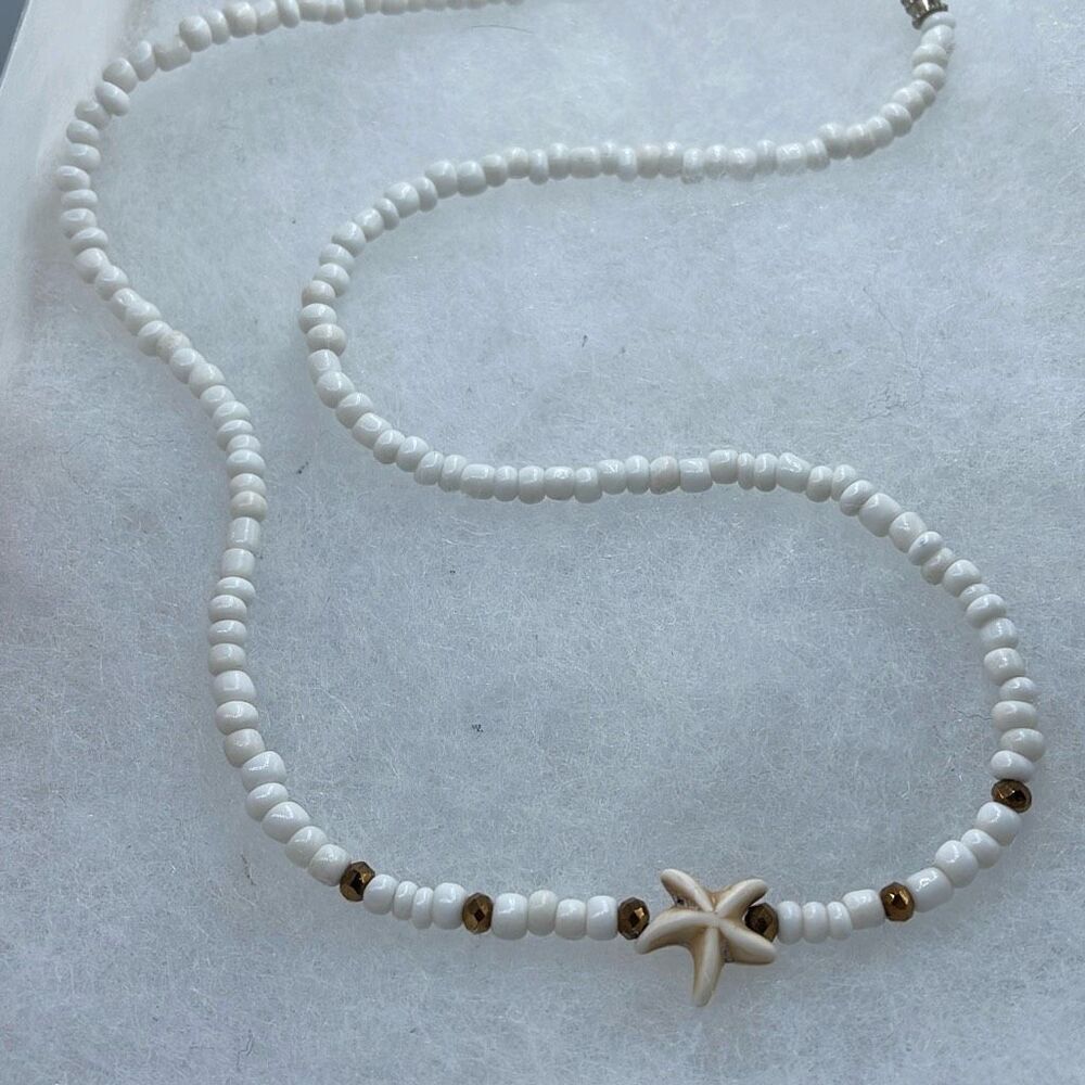 Vintage starfish beaded necklace. Barrel clasp.
